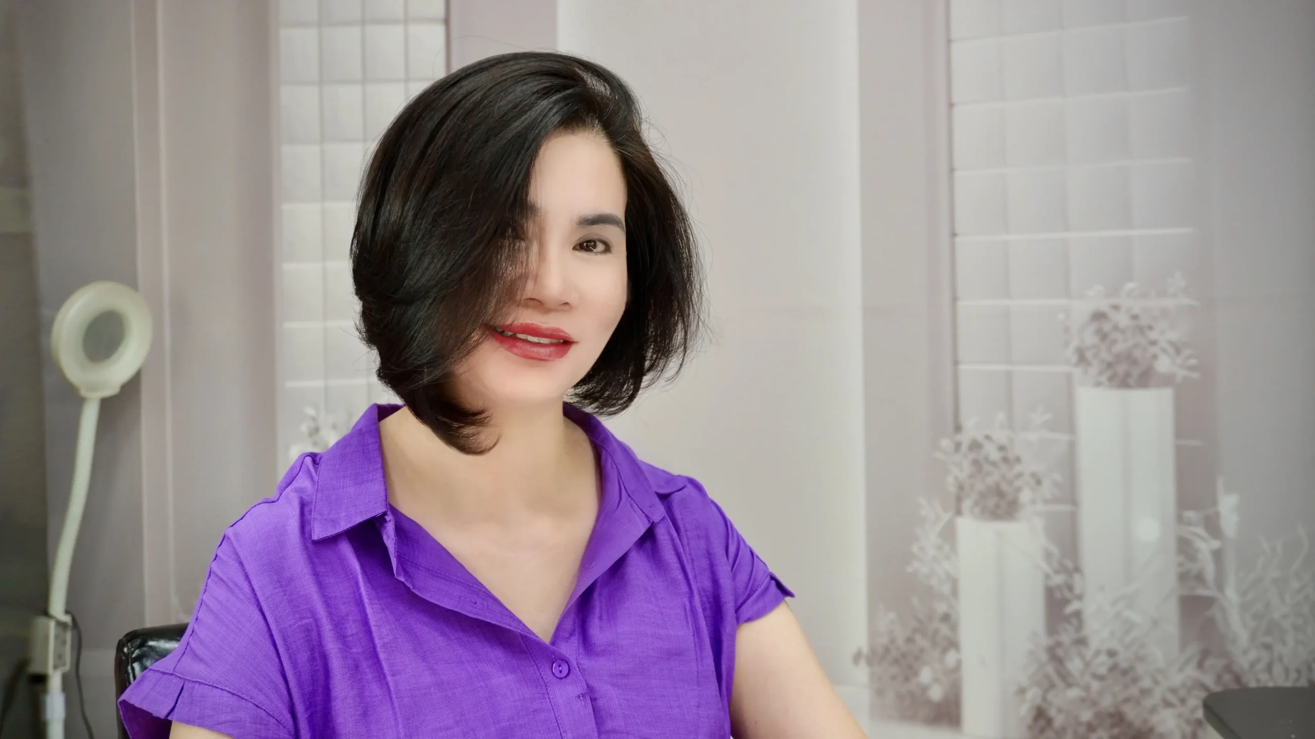 Kiểu tóc ngắn uốn phồng ôm mặt cho phụ nữ tuổi 50