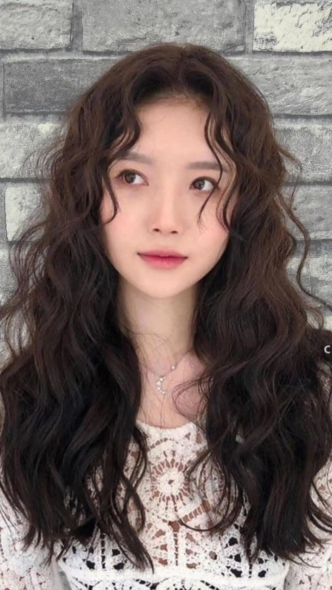 Xu Hướng Tóc Xoăn Xù Mì Hot Nhất 2025