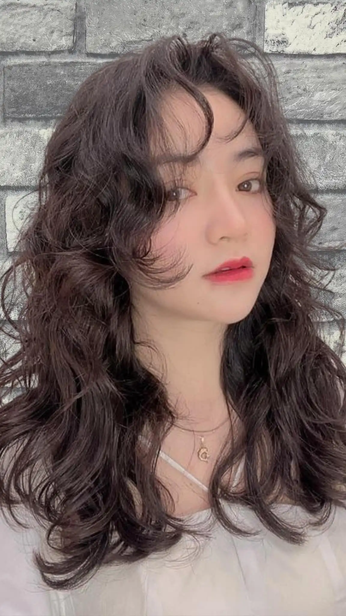 Xu Hướng Tóc Xoăn Xù Mì Hot Nhất 2025