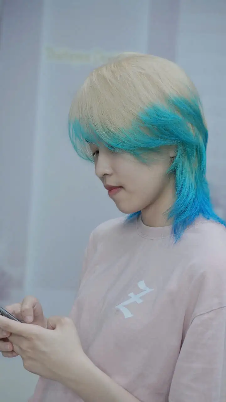Kiểu Tóc Mullet Nhuộm Xanh Cá Tính