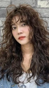 Xu Hướng Tóc Xoăn Xù Mì Hot Nhất 2025