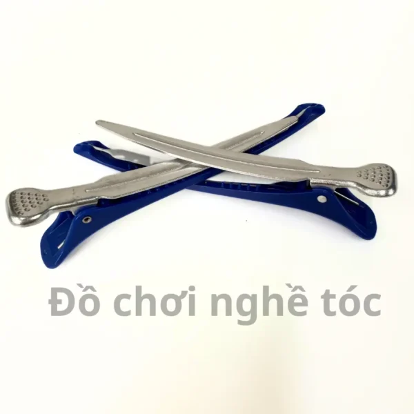 Kẹp chia tóc Craft IOH được sử dụng linh hoạt trong hầu hết các dịch vụ salon: Kẹp chia line khi cắt tóc giúp đường cắt chính xác Kẹp cố định tóc khi uốn, nhuộm, hấp, ép Giữ tóc gọn gàng khi tạo kiểu Phù hợp cho cả tóc mỏng, tóc dày, tóc dài, tóc xoăn Nhờ thiết kế dài và chắc, kẹp chia tóc salon Craft IOH không bị trượt ngay cả khi tóc ướt hoặc đã bôi hóa chất.