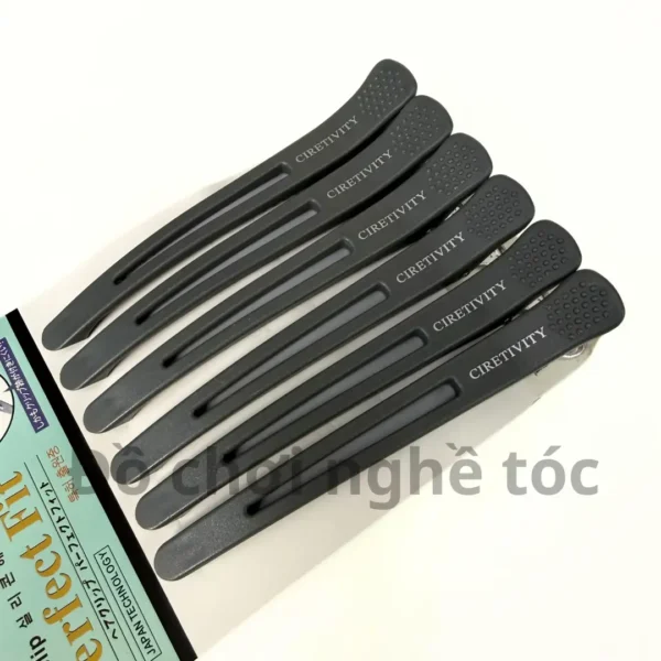 Kẹp chia tóc Craft IOH được sử dụng linh hoạt trong hầu hết các dịch vụ salon: Kẹp chia line khi cắt tóc giúp đường cắt chính xác Kẹp cố định tóc khi uốn, nhuộm, hấp, ép Giữ tóc gọn gàng khi tạo kiểu Phù hợp cho cả tóc mỏng, tóc dày, tóc dài, tóc xoăn Nhờ thiết kế dài và chắc, kẹp chia tóc salon Craft IOH không bị trượt ngay cả khi tóc ướt hoặc đã bôi hóa chất.